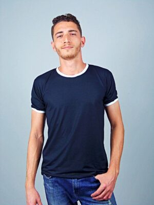 2 - Camiseta Ringer Tee Preto Modelo Convencional Unisex (2)
