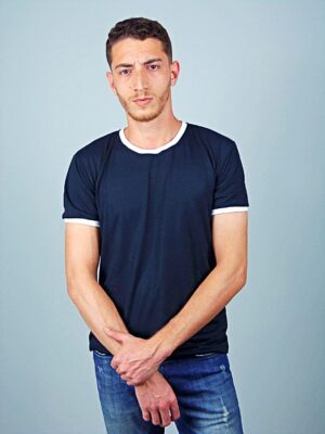 2 - Camiseta Ringer Tee Preto Modelo Convencional Unisex (3)