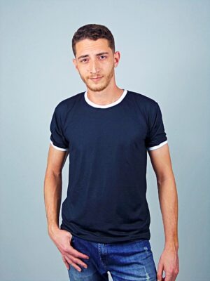 2 - Camiseta Ringer Tee Preto Modelo Convencional Unisex (4)