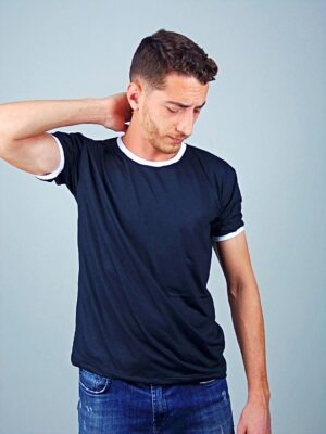 2 - Camiseta Ringer Tee Preto Modelo Convencional Unisex (5)