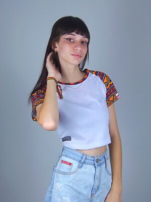 Blusa Cropped Raglan Branco Rasta Soltinha com Manga Estampada (2)