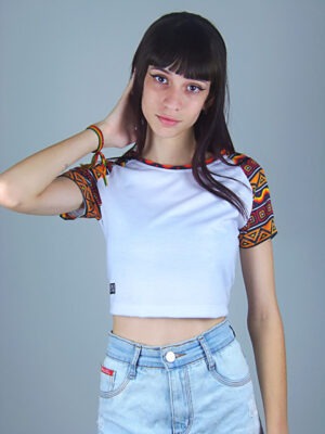 Blusa Cropped Raglan Branco Rasta Soltinha com Manga Estampada (4)