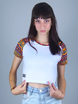 Blusa Cropped Raglan Branco Rasta Soltinha com Manga Estampada (5)