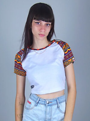 Blusa Cropped Raglan Branco Rasta Soltinha com Manga Estampada (7)