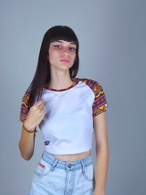 Blusa Cropped Raglan Branco Rasta Soltinha com Manga Estampada (8)