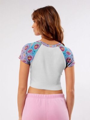 Blusa Cropped Raglan Kiss Me Soltinha com Manga Estampada (2)