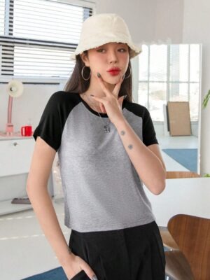 Camiseta Babylook Raglan Cinza e Preto Lisa Sem Estampa (5)
