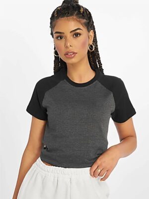 Camiseta Babylook Raglan Cumbo e Preto Lisa Sem Estampa (3)