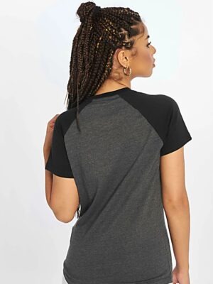 Camiseta Babylook Raglan Cumbo e Preto Lisa Sem Estampa (4)